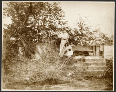 [Marie Mucchová asszony és lánya, Jaroslava a csehországi Zbiroh parkjában] alkotó: Alphonse Maria Mucha
