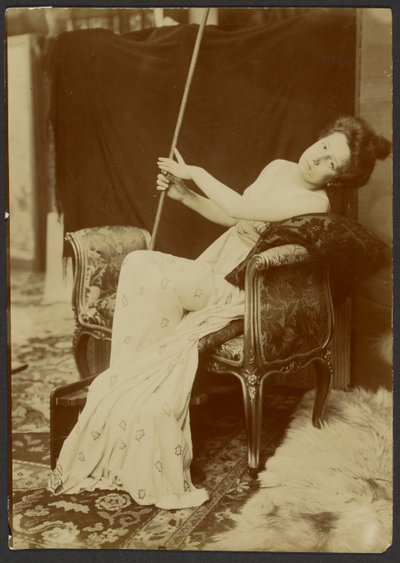 [Nő modellkedik egy padon] alkotó: Alphonse Maria Mucha