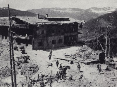 Amerikai és francia csapatok Adolf Hitler náci vezető visszavonulásának romjait vizsgálják a Bajor-Alpokban fekvő Berchtesgadennél, II. világháború, 1945. május (f/w fotó) alkotó: American Photographer (after)