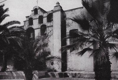 Kalifornia: A Bells of Mission San Gabriel, 1771-ben alapították, a mákkal borított lábánál, Pasadena közelében (f/w fotó) alkotó: American Photographer (after)