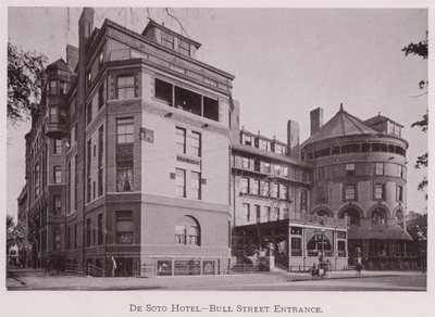 De Soto Hotel, Bull Street bejárata (f/w fotó) alkotó: American Photographer (after)