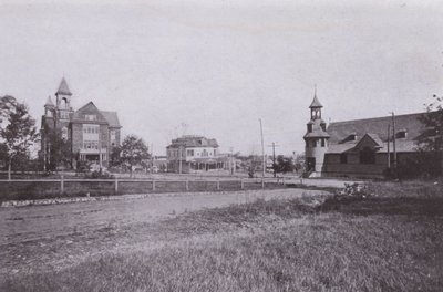 Old Orchard Beach, Maine: Town Hall and Public Library; Posta; Szent Margit RC-templom (f/w fotó) alkotó: American Photographer (after)