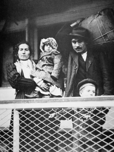 Egy migráns olasz család az Ellis Island-ről New Yorkba tartó kompon alkotó: American Photographer