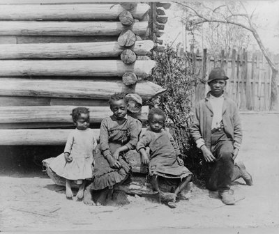 Afro-amerikai férfi gyerekekkel Thomasville közelében, Georgia államban alkotó: American Photographer