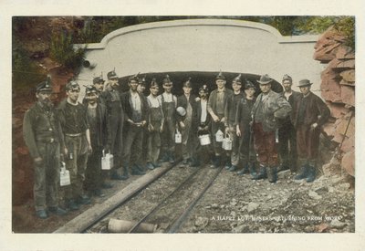 Amerikai szénbányászat: A munkából hazatérő bányászok (színes fotó): boldogok. alkotó: American Photographer