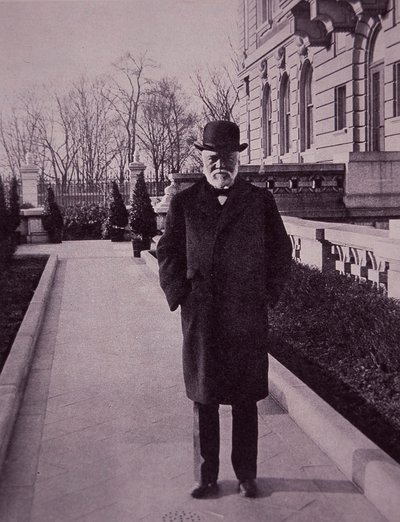 Andrew Carnegie a Fifth Avenue-i kastélya előtt, New Yorkban alkotó: American Photographer
