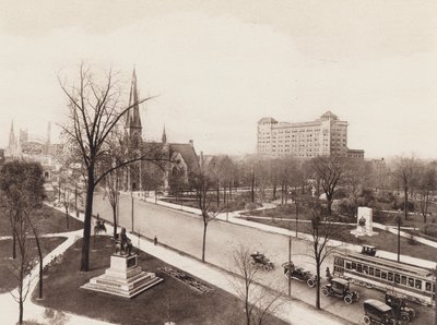 A Grand Circus Park madártávlatból, a Woodward Avenue, a Pingree-emlékmű, a Maybury-emlékmű, a Central M E Church és a YMCA épülete, Detroit, Michigan (fekete-fehér fotó). alkotó: American Photographer