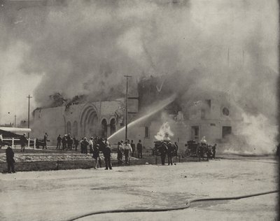 A hűtőház felgyújtása alkotó: American Photographer