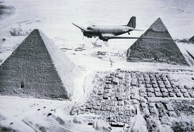 A C-47 egyiptomi piramisok felett repül alkotó: American Photographer