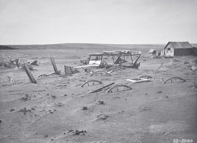 Por és homok által betemett autók és mezőgazdasági gépek, Dallas, Dél-Dakota alkotó: American Photographer