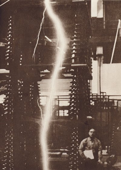 Mesterséges villámok kisülése egy ötmillió voltos generátorból (fekete-fehér fotó) alkotó: American Photographer