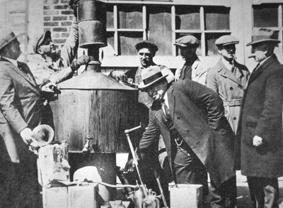 Szövetségi amerikai ügynökök illegális alkoholt fedeztek fel, még az amerikai tilalom idején (1920-33) (f/w fotó) alkotó: American Photographer