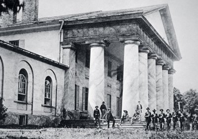 Robert E. Lee kúriáját, Arlington House-t elfoglaló szövetségi csapatok (f/w fotó) alkotó: American Photographer