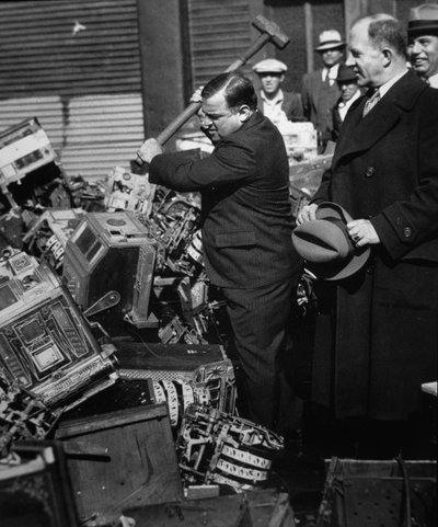 Fiorello La Guardia (1882-1947) összetört elkobzott játékgépeket alkotó: American Photographer
