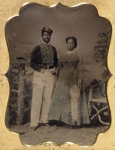 Tűzoltó és menyasszony, 1860 körül (negyedlemezes bádog, kézzel színezett, aranyozott kiemeléssel, bőr) alkotó: American Photographer