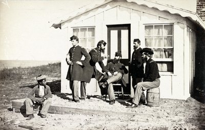 Öt polgárháborús katona gyűlt össze az otthona előtti földes verandán, afroamerikai fiatalok ültek a közelükben, 1861-65 alkotó: American Photographer