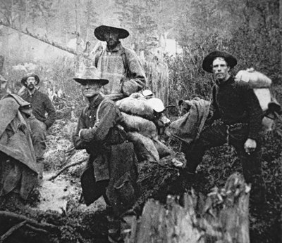 Aranykutatók a kanadai Yukon területre költöznek a Klondike-i aranyláz idején (1897-98) (f/w fotó) alkotó: American Photographer