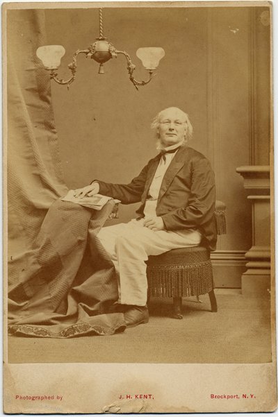 Horace Greeley (1811-72), amerikai politikus és újságszerkesztő, fotó: J H Kent, Brockport, New York (albumfotó) alkotó: American Photographer