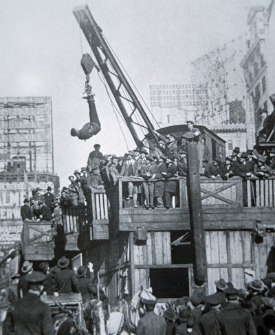 Houdini kényszerkabátból menekül, miközben egy daruban függesztették fel New Yorkban (f/w fotó) alkotó: American Photographer