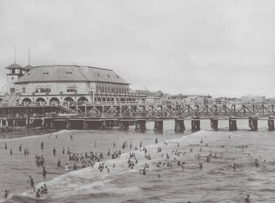 Long Beach, Kalifornia: Municipal Auditorium és fürdőhelyszín (fekete-fehér fotó). alkotó: American Photographer