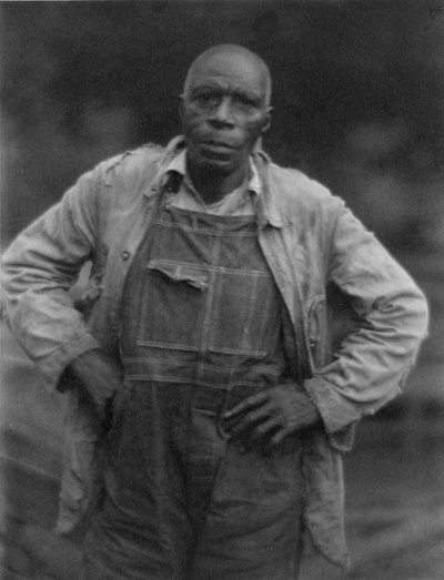Férfi overálban alkotó: American Photographer