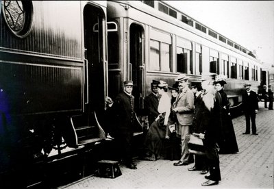 Utasok a Chicago, Burlington & Quincy Railroad első osztályú Pullman kocsijába szállva 1910-ben (f/w fotó) alkotó: American Photographer
