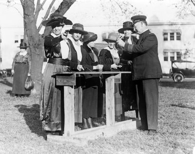 A nőket lőni tanító rendőrtiszt, 1920 körül alkotó: American Photographer
