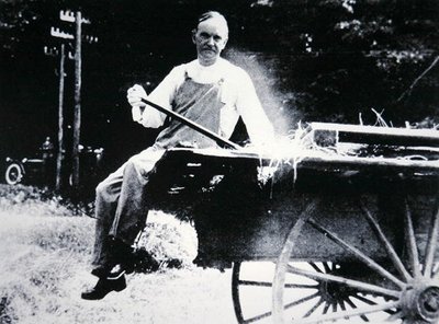 Calvin Coolidge elnök (1873-1933) farmerként pózol egy vermonti nyaralás során (fekete-fehér fotó) alkotó: American Photographer