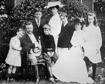 Theodore Roosevelt elnök feleségével és családjával alkotó: American Photographer