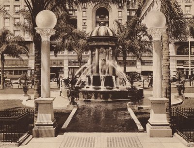 San Diego: Wilde adományozta a városnak (fekete-fehér fotó): Elektromos szökőkút a Plaza Parkban, a US Grant Hotel előtt. alkotó: American Photographer