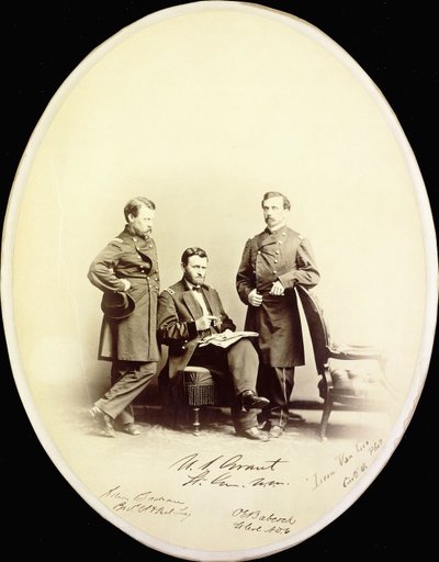 Ulysses S. Grant és segítői, Orville E. Babcock és Adam Badeau aláírásával ellátott fényképe katonai egyenruhában, 1865 körül alkotó: American Photographer