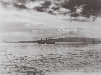 Az Oshkosh gőzhajó elhagyja Long Beach-et első útjáról (fekete-fehér fotó) alkotó: American Photographer