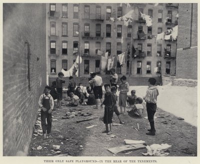 Az egyetlen biztonságos játszóterük, a bérházak hátsó részében (f/w fotó) alkotó: American Photographer