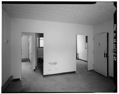 Tipikus 2 hálószobás apartman bejárattal az odúba, előszoba fürdőszobával és hálószobákkal (balra), bejárattal a konyhába (jobbra) - Techwood Homes, Building No. 6, 465 Techwood Drive & 119-125 Hunnicutt Street, Atlanta, Fulton County, GA alkotó: American Photographer