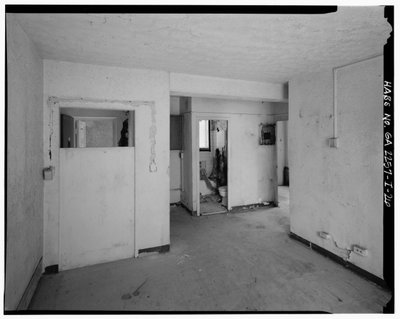 Tipikus 2 hálószobás apartman mosodai csatlakozással az előszobában. - Techwood Homes, Building No. 6, 465 Techwood Drive & 119-125 Hunnicutt Street, Atlanta, Fulton County, GA alkotó: American Photographer