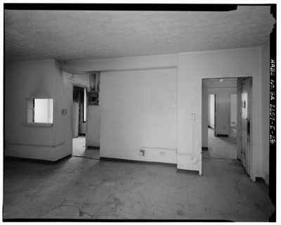 Tipikus 2 hálószobás apartman étkezővel és odúval, előszoba a konyhába és a fürdőszobába (balra), a hálószobákhoz vezető folyosó (jobbra) - Techwood Homes, Building No. 6, 465 Techwood Drive & 119-125 Hunnicutt Street, Atlanta, Fulton County , GA alkotó: American Photographer