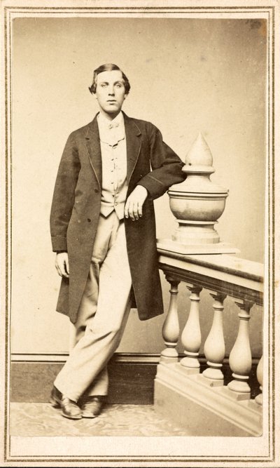 Azonosítatlan férfi felsőkabátban, oszlopnak támaszkodva, 1860-75 körül (albumnyomat) alkotó: American Photographer