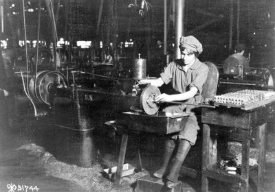 Nő kinyitja a kulcsülést a puska elülső irányzékolójában, Eddystone Rifle Plant, Eddystone, Pa., az I. világháború alatt, 1914–1818 alkotó: American Photographer