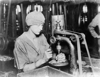 Nő süllyeszti a detonátorcső lyukát és töltőlyukat a kézigránátban a Westinghouse Electric & Mfg. Co.-nál, East Pittsburgh, Pa., az első világháború idején, 1914–1818 alkotó: American Photographer