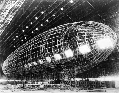 A Worlds Largest Irigible hamarosan elkészül, az 1930-as években jelent meg alkotó: American Photographer