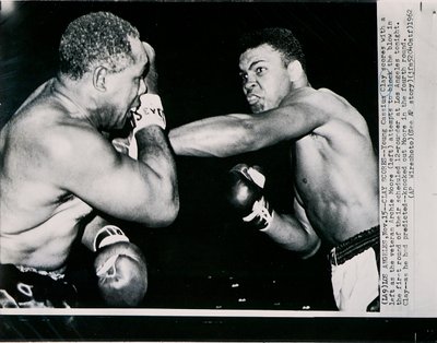A fiatal Cassius Clay balbal gólt szerez a veterán Archie Moore ellen a Los Angeles-i küzdelem első fordulójában. alkotó: American Photographer
