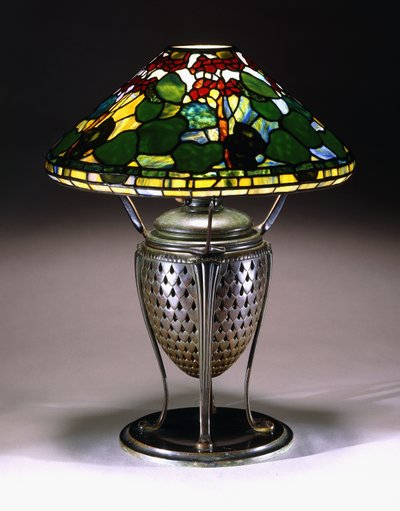 Kúpos ernyős "Geranium" asztali lámpa, halpikkelymintás hálós bronz urnatalppal, XX. alkotó: American School