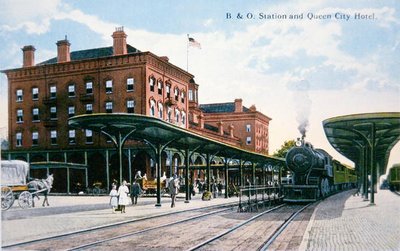 A Baltimore és Ohio pályaudvar és Queen City Hotel képeslapja, Cumberland, Maryland, 1910 körül (színes litó) alkotó: American School