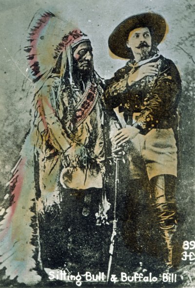 Ülő bika és Buffalo Bill, 1885 körül (színes fotó) alkotó: American School