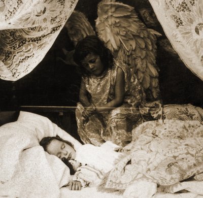 Az alvó lányt őrangyala vigyázza, 1898 (sztereográf) alkotó: American School
