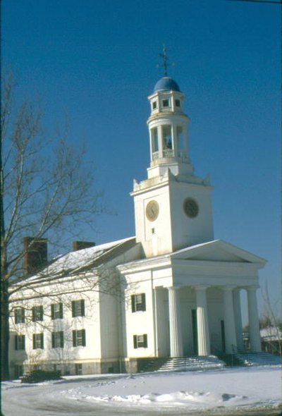 Az első plébániatemplom alkotó: American School