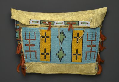 Tipi Bag, a Plains régióból, 1860-1900 körül (bőr, gyöngy, fém és lószőr) alkotó: American School