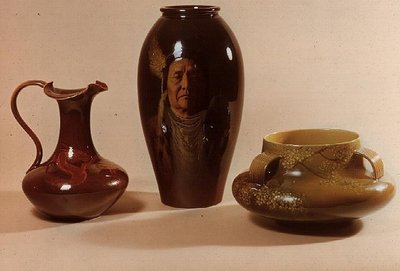 Váza a Nez Perce törzs József főnökének portréjával, W.P.Macdonald aláírásával; ewer sárkány motívummal, Albert R.Valentien kezdőbetűivel; tál japán virág motívummal (kerámia) alkotó: American School