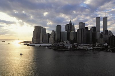 Kilátás a pénzügyi negyedre az East River túloldalán alkotó: American School
