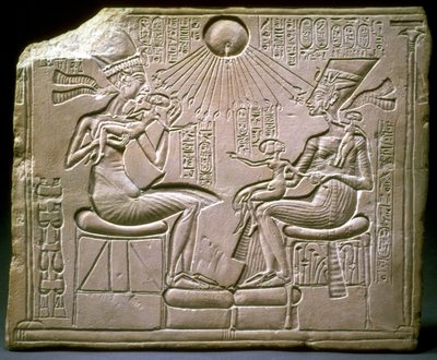 A királyi család: Ehnaton, Nefertiti és gyermekeik, Kr.e. 1350 körül alkotó: Ancient Egypt
